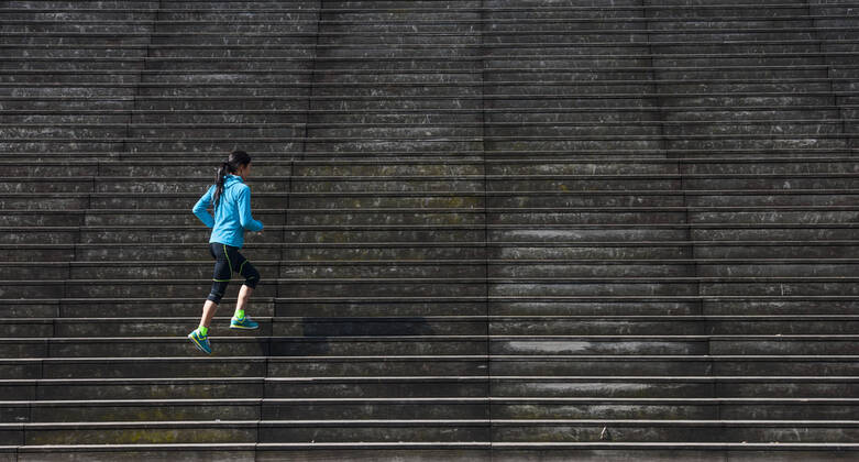 Woman running up wooden stairs in Paris France, Île-de-France, Paris CR_THHE210219-656446-01 ,model released, Symbolfoto