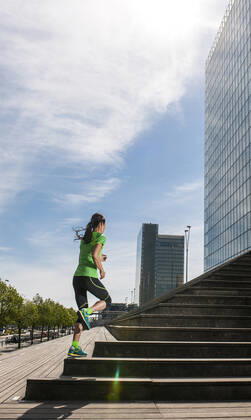 Woman running up wooden stairs in Paris France, Île-de-France, Paris CR_THHE210219-656449-01 ,model released, Symbolfoto