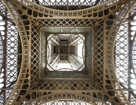 The Eiffel Tower in Paris from below France, Île-de-France, Paris CR_THHE210219-657278-01