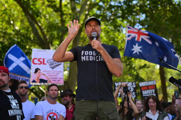 ANTI VACCINATION RALLY SYDNEY, Celebrity chef Pete Evans speaks during anti-vaccination rally in Sydney, Saturday, February 20, 2021. The national rollout of the Pfizer vaccine will begin on Monday in what will be the largest exercise of its kind in Australia s history. ( NO ARCHIVING, EDITORIAL USE ONLY, NO USE IN BOOKS WITHOUT CONSENT SYDNEY NSW AUSTRALIA Copyright: xSTEVENxSAPHOREx 20210220001521820708