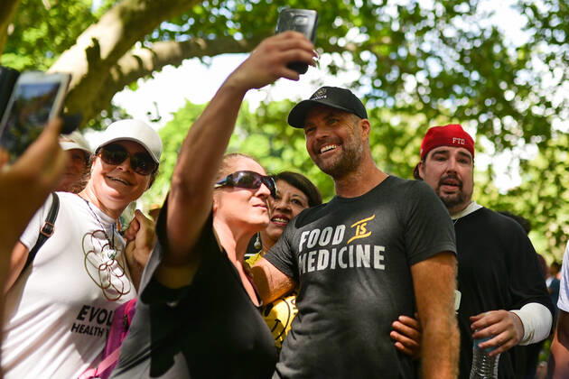 ANTI VACCINATION RALLY SYDNEY, Celebrity Chef Pete Evans takes selfies with fans during an anti-vaccination rally in Sydney, Saturday, February 20, 2021. The national rollout of the Pfizer vaccine will begin on Monday in what will be the largest exercise of its kind in Australia s history. ( NO ARCHIVING, EDITORIAL USE ONLY, NO USE IN BOOKS WITHOUT CONSENT SYDNEY NSW AUSTRALIA Copyright: xSTEVENxSAPHOREx 20210220001521824242