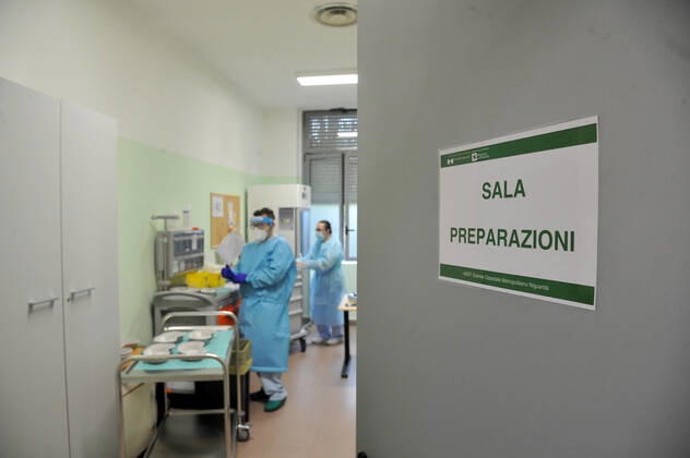 photo ipp clemente marmorino milan 20 02 2021 coronavirus covid 19 via ippoctate sede distaccata ospedale niguarda over 80 vaccination campaign elderly vaccines pfizer health workers nurses vaccination campaign over 8  0