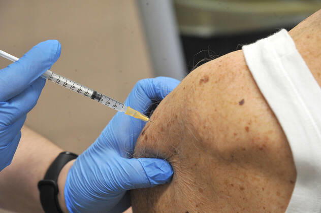 foto ipp clemente marmorino milano 20 02 2021 coronavirus covid 19 via ippoctate sede distaccata ospedale niguarda vaccination campaign over 80 elderly vaccine pfizer health workers nurses vaccination campaign over 8  0