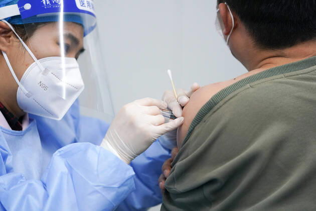 (210220) -- BEIJING, Feb. 20, 2021 -- A man receives a dose of the COVID-19 vaccine at a vaccination site in Daxing District of Beijing, capital of China, Feb. 20, 2021. More than 310,000 residents in Daxing District have received the COVID-19 vaccine by Saturday. ) CHINA-BEIJING-DAXING-COVID-19 VACCINE (CN) JuxHuanzong