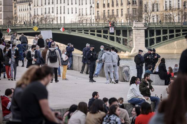 Paris, France le 20 fevrier 2021 - Ambiances festives sur les quais de seine lors d une premiere journee estivale dans la capitale - Festive atmospheres on the quays of the Seine during a first summer day in the capital  Copyright: xLucxNoboutx