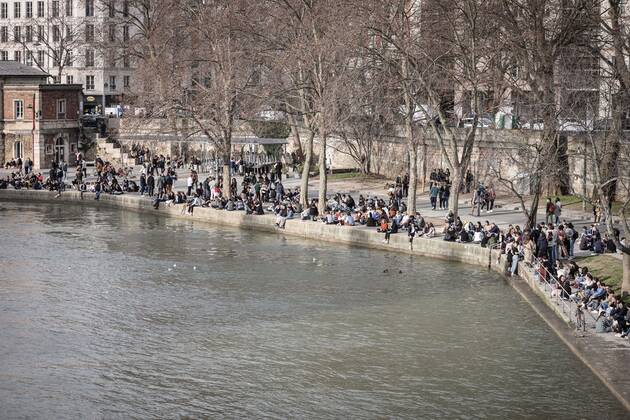 Paris, France le 20 fevrier 2021 - Ambiances festives sur les quais de seine lors d une premiere journee estivale dans la capitale - Festive atmospheres on the quays of the Seine during a first summer day in the capital  Copyright: xLucxNoboutx