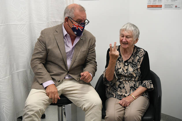 SCOTT MORRISON COVID19 VACCINATION, Australian Prime Minister Scott Morrison gestures alongside Aged care resident Jane Malysiak (left) as she receives the first Codid-19 vaccine in Australia during a visit to Castle Hill Medical Centre to preview the COVID-19 vaccination program on Sunday, February 21, 2021. ( NO ARCHIVING, EDITORIAL USE ONLY, NO USE IN BOOKS WITHOUT CONSENT SYDNEY NSW AUSTRALIA  Copyright: xJOELxCARRETTx 20210221001522029258