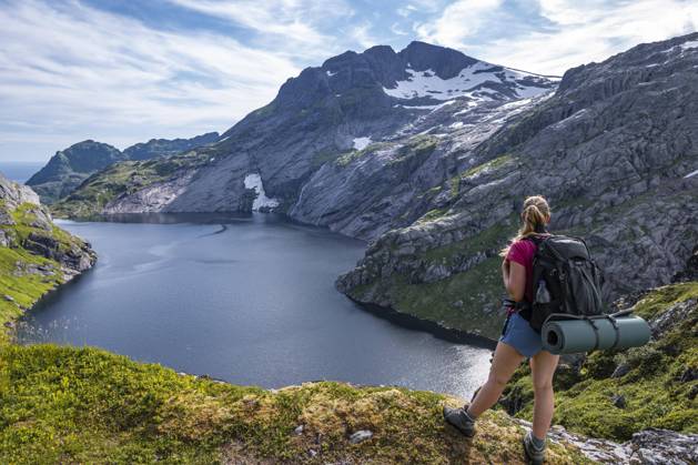 Lake Fjerddalsvatnet, hiker on way to Munkebu hut, mountains, near Sørvagen, Moskenesøya, Lofoten, Nordland, Norway, Europe Copyright: imageBROKER/MoritzxWolf iblmmw06110368.jpg