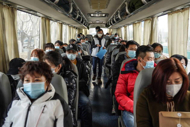 (210221) -- BEIJING, Feb. 21, 2021 -- Local residents return to their communities by bus after the COVID-19 vaccination in Daxing District of Beijing, capital of China, Feb. 21, 2021. Daxing District of Beijing has launched a local mass vaccination drive on Feb. 17, setting up 26 sites in the region for the mass vaccination. ) CHINA-BEIJING-DAXING-COVID-19-VACCINATION (CN) PengxZiyang 