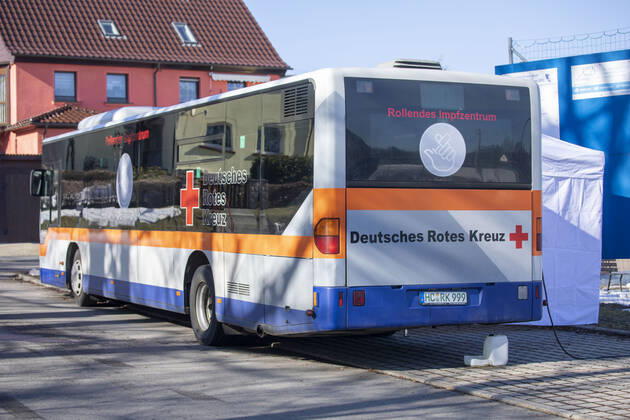 210221 Impfbus. Sachsen hatte vor Weihnachten die höchste Inzidenz in Deutschland. Viele Menschen hoffen auf einen Impfstoff. Dieser ist nun da und es wird geimpft. In Sachsen ist dafür das DRK zuständig. In Eigeninitiative hat das DRK Mittelsachsen nun einen Impfbus zur Verfügung gestellt. Dabei kaufte das DRK einen alten Linienbus und stattete diese mit einer Impfstrecke aus. Das eigentliche Impfzentrum ist für Mittelsachsen in Mittweida. Menschen aus Großhartmannsdorf haben eine lange Wegstrecke bis nach Mittweida und auch die Anbindung an den öffentlichen Nahverkehr ist nicht ideal. Mit 180 Personen seit die Impfanzahl in Großhartmannsdorf auch überschaubar. 120 Menschen aus Großhartmannsdorf haben sich einen Termin geholt. We