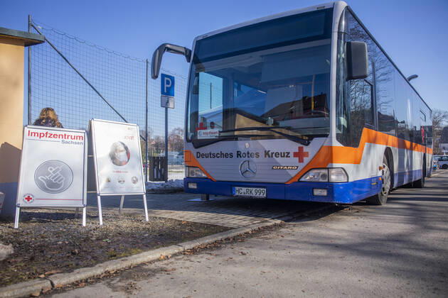 News Bilder des Tages 210221 Impfbus. Sachsen hatte vor Weihnachten die höchste Inzidenz in Deutschland. Viele Menschen hoffen auf einen Impfstoff. Dieser ist nun da und es wird geimpft. In Sachsen ist dafür das DRK zuständig. In Eigeninitiative hat das DRK Mittelsachsen nun einen Impfbus zur Verfügung gestellt. Dabei kaufte das DRK einen alten Linienbus und stattete diese mit einer Impfstrecke aus. Das eigentliche Impfzentrum ist für Mittelsachsen in Mittweida. Menschen aus Großhartmannsdorf haben eine lange Wegstrecke bis nach Mittweida und auch die Anbindung an den öffentlichen Nahverkehr ist nicht ideal. Mit 180 Personen seit die Impfanzahl in Großhartmannsdorf auch überschaubar. 120 Menschen aus Großhartmannsdorf haben sich einen Termin geholt. We