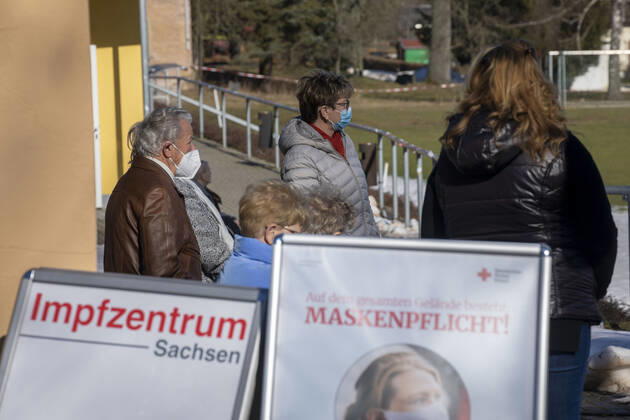 210221 Impfbus. Sachsen hatte vor Weihnachten die höchste Inzidenz in Deutschland. Viele Menschen hoffen auf einen Impfstoff. Dieser ist nun da und es wird geimpft. In Sachsen ist dafür das DRK zuständig. In Eigeninitiative hat das DRK Mittelsachsen nun einen Impfbus zur Verfügung gestellt. Dabei kaufte das DRK einen alten Linienbus und stattete diese mit einer Impfstrecke aus. Das eigentliche Impfzentrum ist für Mittelsachsen in Mittweida. Menschen aus Großhartmannsdorf haben eine lange Wegstrecke bis nach Mittweida und auch die Anbindung an den öffentlichen Nahverkehr ist nicht ideal. Mit 180 Personen seit die Impfanzahl in Großhartmannsdorf auch überschaubar. 120 Menschen aus Großhartmannsdorf haben sich einen Termin geholt. We