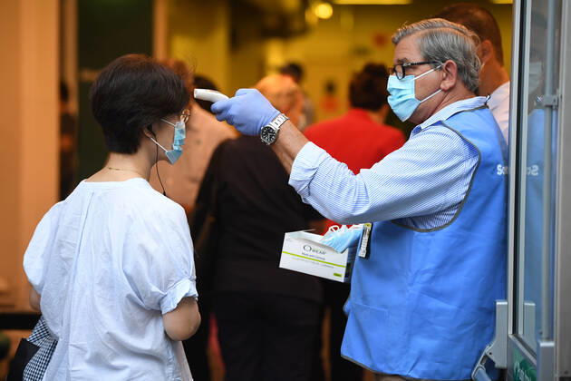 NSW COVID19 VACCINE ROLLOUT, A frontline worker arrives at the start of the COVID-19 vaccination program at Royal Prince Alfred Hospital in Sydney, Monday, February 22, 2021. ( NO ARCHIVING, EDITORIAL USE ONLY, NO USE IN BOOKS WITHOUT CONSENT SYDNEY NSW AUSTRALIA Copyright: xJOELxCARRETTx 20210222001522259695