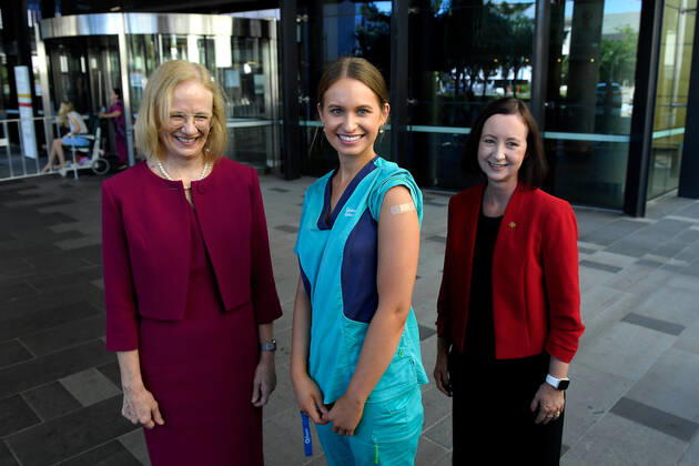 QLD COVID19 VACCINE ROLL OUT, Zoe Park (centre), the first Queenslander to be vaccinated poses with Chief Health Officer Dr Jeannette Young (left) and Health Minister Yvette D?Ath during a media opportunity at the Gold Coast University Hospital in the Gold Coast, Australia, Monday, February 22, 2021. Australia will begin its roll out of the Pfizer coronavirus vaccine on Monday, the country s most complicated logistical exercise to date.( NO ARCHIVING, EDITORIAL USE ONLY, NO USE IN BOOKS WITHOUT CONSENT BRISBANE QLD AUSTRALIA Copyright: xALBERTxPEREZx 20210222001522296781