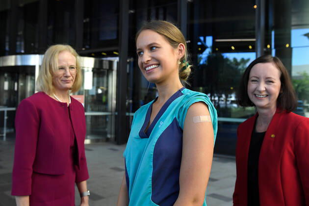 QLD COVID19 VACCINE ROLL OUT, Zoe Park (centre), the first Queenslander to be vaccinated poses with Chief Health Officer Dr Jeannette Young (left) and Health Minister Yvette D?Ath during a media opportunity at the Gold Coast University Hospital in the Gold Coast, Australia, Monday, February 22, 2021. Australia will begin its roll out of the Pfizer coronavirus vaccine on Monday, the country s most complicated logistical exercise to date.( NO ARCHIVING, EDITORIAL USE ONLY, NO USE IN BOOKS WITHOUT CONSENT BRISBANE QLD AUSTRALIA Copyright: xALBERTxPEREZx 20210222001522296854