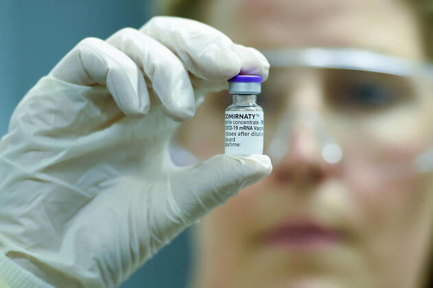 QLD COVID19 VACCINE ROLL OUT, Rachael Raleigh of the Gold Coast University Hospital holds a vial of the Pfizer vaccine during a media opportunity at the Gold Coast University Hospital in the Gold Coast, Australia, Monday, February 22, 2021. Australia will begin its roll out of the Pfizer coronavirus vaccine on Monday, the country s most complicated logistical exercise to date.( NO ARCHIVING, EDITORIAL USE ONLY, NO USE IN BOOKS WITHOUT CONSENT BRISBANE QLD AUSTRALIA Copyright: xALBERTxPEREZx 20210222001522296955