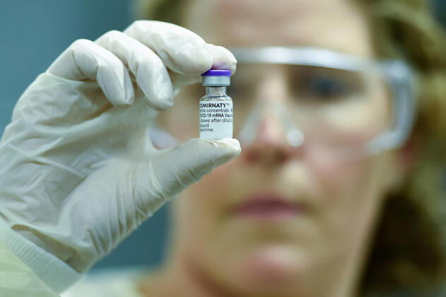QLD COVID19 VACCINE ROLL OUT, Rachael Raleigh of the Gold Coast University Hospital holds a vial of the Pfizer vaccine during a media opportunity at the Gold Coast University Hospital in the Gold Coast, Australia, Monday, February 22, 2021. Australia will begin its roll out of the Pfizer coronavirus vaccine on Monday, the country s most complicated logistical exercise to date.( NO ARCHIVING, EDITORIAL USE ONLY, NO USE IN BOOKS WITHOUT CONSENT BRISBANE QLD AUSTRALIA Copyright: xALBERTxPEREZx 20210222001522297047