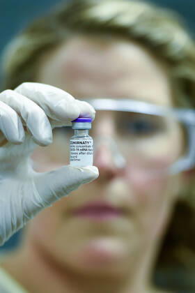 QLD COVID19 VACCINE ROLL OUT, Rachael Raleigh of the Gold Coast University Hospital holds a vial of the Pfizer vaccine during a media opportunity at the Gold Coast University Hospital in the Gold Coast, Australia, Monday, February 22, 2021. Australia will begin its roll out of the Pfizer coronavirus vaccine on Monday, the country s most complicated logistical exercise to date.( NO ARCHIVING, EDITORIAL USE ONLY, NO USE IN BOOKS WITHOUT CONSENT BRISBANE QLD AUSTRALIA Copyright: xALBERTxPEREZx 20210222001522297138