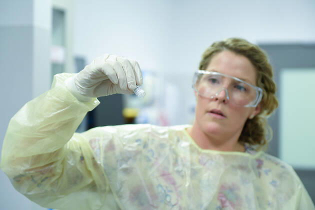 QLD COVID19 VACCINE ROLL OUT, Rachael Raleigh of the Gold Coast University Hospital holds a vial of the Pfizer vaccine during a media opportunity at the Gold Coast University Hospital on the Gold Coast, Australia, Monday, February 22, 2021. Australia will begin its rollout of the Pfizer coronavirus vaccine on Monday, the country s most complicated logistical exercise to date. ( NO ARCHIVING, EDITORIAL USE ONLY, NO USE IN BOOKS WITHOUT CONSENT BRISBANE QLD AUSTRALIA Copyright: xALBERTxPEREZx 20210222001522306067