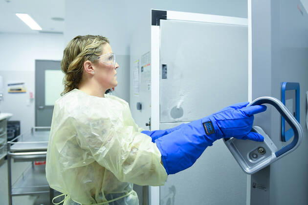 QLD COVID19 VACCINE ROLL OUT, Rachael Raleigh of the Gold Coast University Hospital opens a freezer containing vials of the Pfizer vaccine during a media opportunity at the Gold Coast University Hospital on the Gold Coast, Australia, Monday, February 22, 2021. Australia will begin its rollout of the Pfizer coronavirus vaccine on Monday, the country s most complicated logistical exercise to date. ( NO ARCHIVING, EDITORIAL USE ONLY, NO USE IN BOOKS WITHOUT CONSENT BRISBANE QLD AUSTRALIA Copyright: xALBERTxPEREZx 20210222001522306339