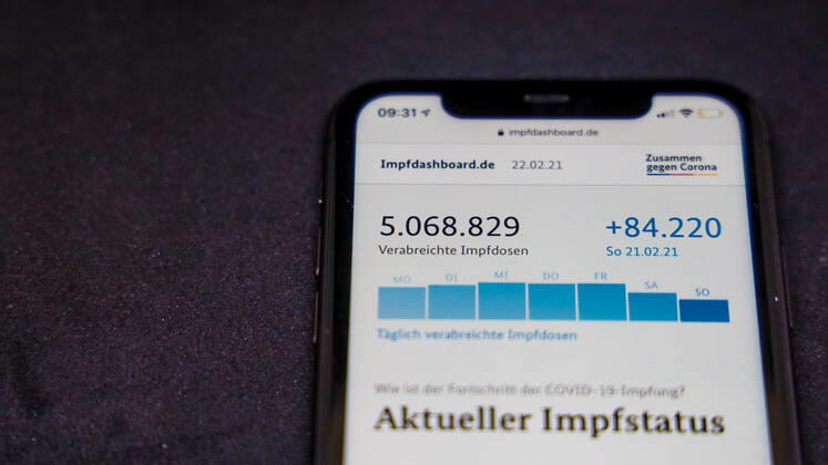 Vaccination dashboard of the Federal Ministry of Health Current vaccination status DEU, Germany, Berlin, 22 02 2021 Impfdashboard de Status 22 February 2021, 09 05 clock, displayed on an iPhone progress of COVIDâ â 19â â vaccination.