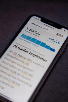 Vaccination dashboard of the Federal Ministry of Health Current vaccination status DEU, Germany, Berlin, 22 02 2021 Impfdashboard de Status 22 February 2021, 09 05 clock, displayed on an iPhone progress of COVIDâ â 19â â vaccination.