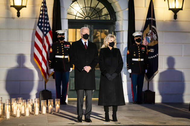 Coronavirus in den USA, Joe Biden - Schweigeminute am Weißen Haus February 22, 2021, Washington, District of Columbia, USA: US President Joseph Biden (C-L), First Lady Jill Biden (C-R) hold a moment of silence and candle lighting ceremony on the South Portico of the White House for the 500,000 Americans who have died from the Covid pandemic in Washington, DC, USA, 22 February 2021 Washington USA - ZUMAs152 20210222_zaa_s152_344 Copyright: xJimxLoscalzox-xPoolxViaxCnpx
