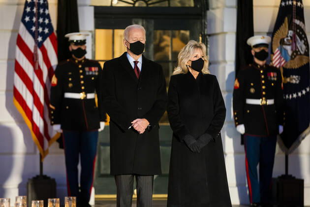 Coronavirus in den USA, Joe Biden - Schweigeminute am Weißen Haus US President Joseph Biden (L), First Lady Jill Biden hold a moment of silence and candle lighting ceremony on the South Portico of the White House for the 500,000 Americans who have died from the Covid pandemic in Washington, DC, on Monday, February 2021. WAX20210222207 JIMxLOxSCALZO