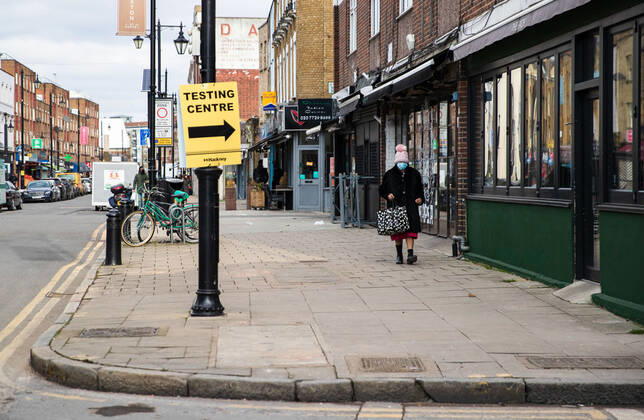 Coronavirus in Großbritannien, Eindrücke aus London February 22, 2021, London, United Kingdom: A lady wearing a face mask walks pass a covid testing sign in London..Prime Minister Boris Johnson unveils plan to end England restrictions. A new four-step plan to ease England s lockdown could see all legal limits on social contact lifted by 21 June, if strict conditions are met. London United Kingdom - ZUMAs197 20210222_zaa_s197_253 Copyright: xMayxJamesx