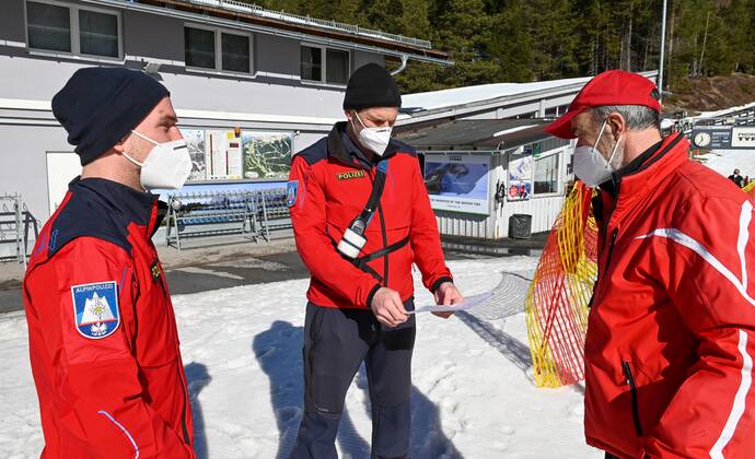 The police and the alpine police control at the skiing area Rosshütte if the winter sportsmen also carry a free test certificate.