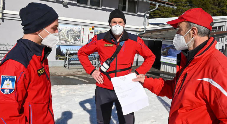 The police and the alpine police control at the skiing area Rosshütte if the winter sportsmen also carry a free test certificate.