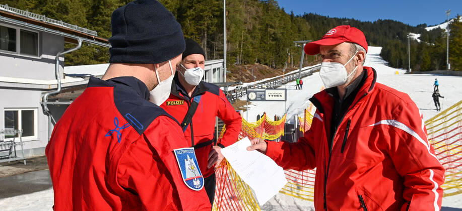 The police and the alpine police control at the skiing area Rosshütte if the winter sportsmen also carry a free test certificate.