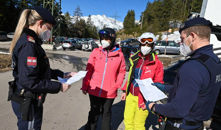 The police and the alpine police control at the skiing area Rosshütte if the winter sportsmen also carry a free test certificate.