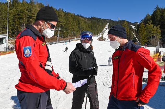 The police and the alpine police control at the skiing area Rosshütte if the winter sportsmen also carry a free test certificate.