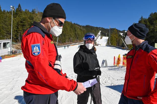 The police and the alpine police control at the skiing area Rosshütte if the winter sportsmen also carry a free test certificate.
