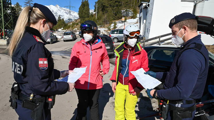 The police and the alpine police control at the skiing area Rosshütte if the winter sportsmen also carry a free test certificate.