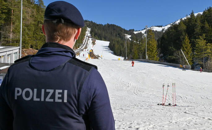 The police and the alpine police control at the skiing area Rosshütte if the winter sportsmen also carry a free test certificate.