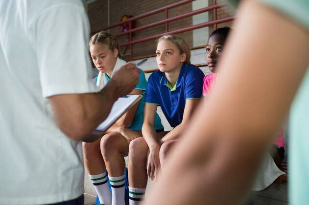 IMAGO Creative: Internationaler Frauenmonat, Mädchen im Sport Volleyball coach talking to female players Mid-section of volleyball coach talking to female players, model released, , property released, Cape Town, South Africa, 17.05.2017, 1083592.jpg, court, coach, trainer, instructor, volleyball, athlete, player, training, sportswear, part of, listening, talking, interacting, assisting, guiding, sportive, sports, competition, tournament, determination, leisure, lifestyle, discussion, communication, team, teamwork, together, unity, friendship 30s, Mid Adult, Man, Male, Caucasian, Teenager, Girl, Female, Black, Child, Asian, 30-34 Years, Mid Adult Men, Caucasian Ethnicity, 16-17 Years, Teenage Girls, African Ethnicity, 10-11 Years, Girls, 14-15 Years, Asian Ethnicity Indoors,Day