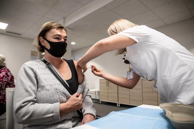 Coronavirus in Estland, Lehrkräfte werden geimpft 22.02.2021. Tallinn. petajate vaktsineerimine Mustamäe tervisekeskuses. Covid-19. Coronavirus vaccination of teachers in Mustamäe Health Center. Covid-19. Foto Sander Ilvest, Postimees Tallinn Harjumaa Estonia 1SI22FEB21B38  Copyright: xSanderxIlvestx