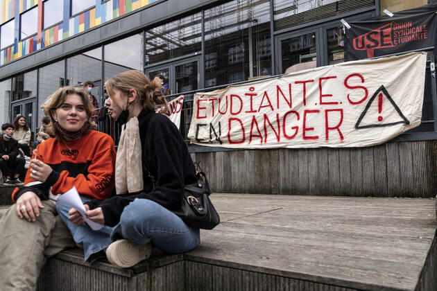 February 22, 2021, Brussels, Puglia, Belgium: Students protest against the isolation and precariousness due to the Covid-19 crisis at the Libre University (ULB) in Brussels. The students are asking, among others, for the reopening of audiences, the resumption of extra-curricular activities, the resumption of sport, free psychological support, and a Covid-19 grant. Brussels, Belgium, February 22, 2021. Brussels Belgium - ZUMAm177 20210222_zip_m177_019 Copyright: xValeriaxMongellix