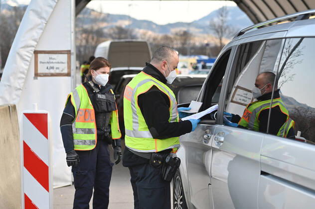 Border controls at the Austrian-German border ,border crossing Kiefersfelden border police officers control motorists entering Bavaria from Tyrol Austria to Bavaria Germany