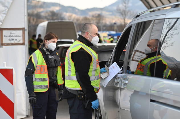 Border controls at the Austrian-German border ,border crossing Kiefersfelden border police officers control motorists entering Bavaria from Tyrol Austria to Bavaria Germany
