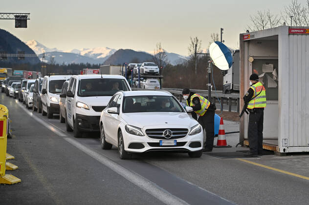 Border controls at the Austrian-German border ,border crossing Kiefersfelden border police officers control motorists entering Bavaria from Tyrol Austria to Bavaria Germany