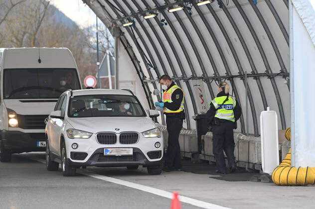 Border controls at the Austrian-German border ,border crossing Kiefersfelden border police officers control motorists entering Bavaria from Tyrol Austria to Bavaria Germany