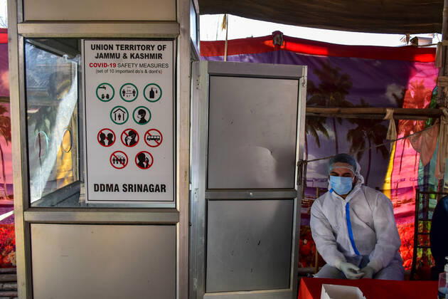 February 23, 2021, Srinagar, India: A health worker waits to take a swab from people at a coronavirus testing center in Srinagar..Jammu and Kashmir recorded 58 new COVID-19 cases which took the infection tally to 125,925, officials said. A senior doctor has warned of a second wave of COVID 19 infections, the warning has come at a time when Kashmir valley is witnessing a sharp decrease in daily cases. Srinagar India - ZUMAs197 20210223_zaa_s197_021 Copyright: xSaqibxMajeedx