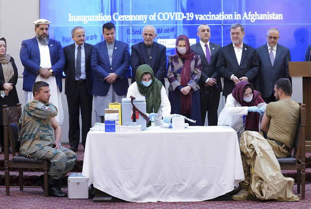 News Themen der Woche KW08 News Bilder des Tages (210223) -- KABUL, Feb. 23, 2021 -- An Afghan security force member receives the COVID-19 vaccine during the inauguration ceremony in Kabul, Afghanistan, Feb. 23, 2021. ( Handout via Xinhua) AFGHANISTAN-KABUL-COVID-19-VACCINATION AfghanxPresidentxPalace 