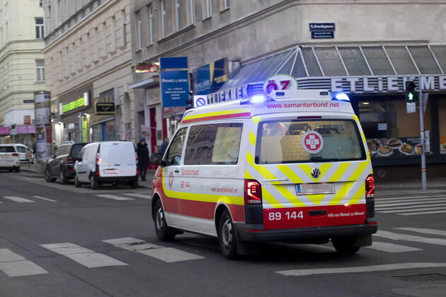Vienna, Austria: Ambulance car in service Ein Krankenwagen des Wiener Samariterbundes befährt die Reinprechtsdorfer Straße im 5. Wiener Gemeindebezirk mit eingeschaltetem Blaulicht in Fahrtrichtung Matzleinsdorfer Platz. Wien, Österreich. Februar 2021