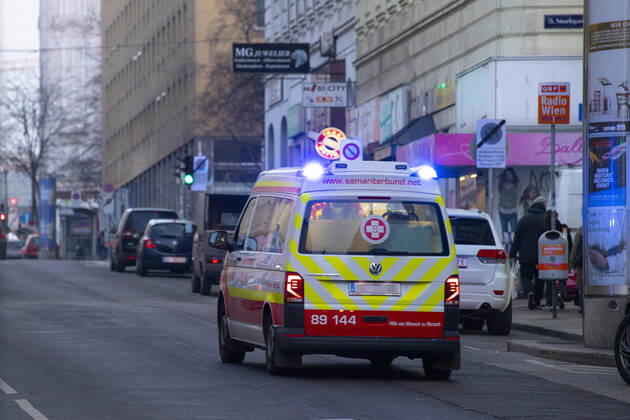 Vienna, Austria: Ambulance car in service Ein Krankenwagen des Wiener Samariterbundes befährt die Reinprechtsdorfer Straße im 5. Wiener Gemeindebezirk mit eingeschaltetem Blaulicht in Fahrtrichtung Matzleinsdorfer Platz. Wien, Österreich. Februar 2021