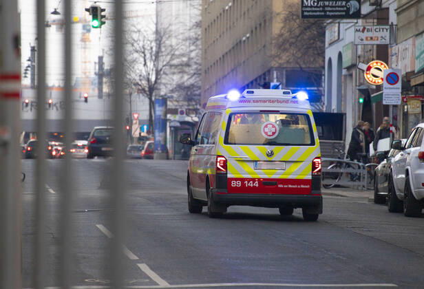 Vienna, Austria: Ambulance car in service Ein Krankenwagen des Wiener Samariterbundes befährt die Reinprechtsdorfer Straße im 5. Wiener Gemeindebezirk mit eingeschaltetem Blaulicht in Fahrtrichtung Matzleinsdorfer Platz. Wien, Österreich. Februar 2021