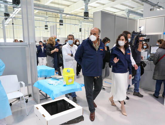 The President of the Community of Madrid, Isabel Diaz Ayuso (r), accompanied by the Deputy Minister of Health, Antonio Zapatero (center), during his visit to the start of the vaccination process against COVID-19 that starts in the Pavilion 3 of the Public Hospital Enfermera Isabel Zendal, in Madrid, (Spain), on 23 February 2021. This Tuesday begins the vaccination in the pavilion 3 of the hospital with the vaccine of AstraZeneca to 400 people of external Health, AENA, inspectors of Public Health, of Institute of Social Security, professionals of reformatories, Forensic Doctors, Students of CC Health and veterinarians. These new groups to be vaccinated will be joined by those over 80 years of age on Thursday 25 February in the Primary Care Copyright: xLagenciaEPxPRESS M.FERNÃNDEZ.xPOOLx 3576535